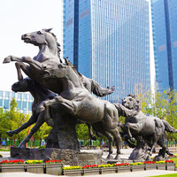 Antique médiévale grande équitation saut à cheval avec guerrier métal bronze personne chevalier statues sculptures