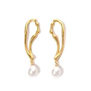 Boucles d'oreilles pendantes tendance en acier inoxydable 316L plaqué or PVD avec perles, bijoux élégants pour femmes - Product Image 1