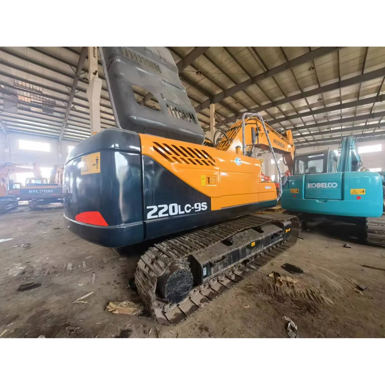 The price of HYUNDAI 220LC 22TON large second-hand tracked excavators originating from South Korea can be negotiated