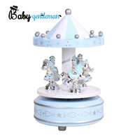 Boîte à musique carrousel motif cœur bleu avec cheval rotatif pour enfants et décoration intérieure – Vente en gros Z07105B