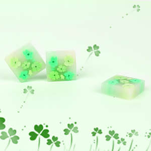 Sauberer transparenter kleiner frischer Radiergummi mit hohem Aussehen und grünem Glücks gras - Product Image 3