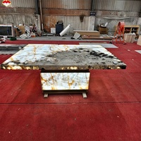 Table à manger de luxe en quartzite naturel Patagonia Pandora, en résine polie moderne, rétroéclairée, avec pieds en métal durables et imperméables
