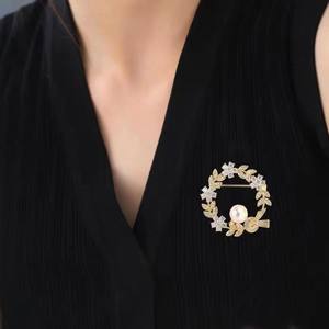 คอลเลคชั่นฤดูใบไม้ร่วงและฤดูหนาว จูจี้ เครื่องประดับไข่มุกน้ำจืดธรรมชาติ 7-8 มม. เครื่องประดับติดหน้าอกแบบใหม่ ดอกไม้ประดับหน้าอก แฟชั่นเข็มกลัด - Product Image 4