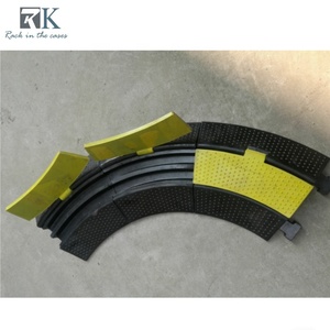 Rampe de protection de câbles robuste à prix abordable avec rebord jaune, en vente - Product Image 2