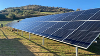 Système de montage solaire au sol en acier résistant à la corrosion, surface anodisée pour les projets photovoltaïques commerciaux à grande échelle en environnements difficiles