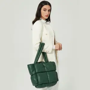 Bolso de mano de poliéster con forro bordado cuadrado para mujer, bolsa de mano de cuero ligero, plegable, informal, gran oferta