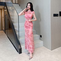 Gaun Cheongsam Cina Modern yang Ditingkatkan, Gaun Pesta Maxi Pink Bermotif Bunga dengan Jaring dan Kerut, Lengan Pendek, Slim Fit untuk Wanita