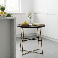 Table d'appoint moderne ronde avec plateau en marbre, table d'appoint avec accents en fer, structure en métal, table de canapé en marbre noir pour hall d'hôtel, appartement, mobilier
