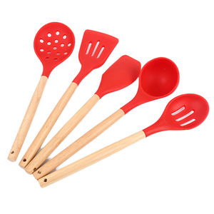 ชุดอุปกรณ์ครัวซิลิโคนทนความร้อน 5 ชิ้น พร้อมด้ามจับไม้ ผลิตในจีน เป็นมิตรกับสิ่งแวดล้อม - Product Image 1