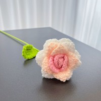 Buket Mawar Berujung Runcing Bunga Rajut Buatan dari Benang Wol Siap Pakai untuk Hari Valentine Hari Guru Model LX730 Buatan Tangan