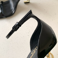 Sandales à talons aiguilles à bride unique de marque de créateur, dessus en microfibre, bout carré, décoration lettrée, grandes tailles pour femmes