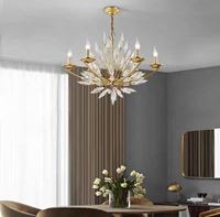 Lustre moderne en cristal doré LED pour restaurant d'hôtel de luxe, grand et à haut plafond.