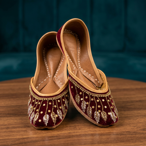 BS INTERNATIONAL Zapatos Casuales Clásicos de Mujer de Cuero Genuino Hechos a Mano con Bordado Tradicional Rajasthani, Tendencia de Moda con Cierre de Gancho - Product Image 1
