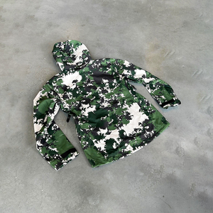 Veste à capuche personnalisée, impression numérique intégrale, design camouflage, coupe-vent imperméable, veste en nylon de haute qualité avec fermeture éclair. - Product Image 2