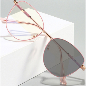 Nouvelles lunettes anti-lumière bleue 2026 pour femmes, monture œil-<span class=keywords><strong>de</strong></span>-chat haut <span class=keywords><strong>de</strong></span> gamme, branches <span class=keywords><strong>à</strong></span> ressort en métal, <span class=keywords><strong>verres</strong></span> photochromiques anti-lumière bleue - Product Image 1