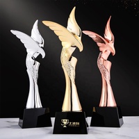 Trophée Aigle en Résine et Métal en Gros avec Base en Cristal Noir, Personnage Métallique Personnalisé, Cadeaux Souvenirs et Récompenses Faucon Doré