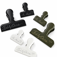 Clip Metálico Vintage con Logotipo Personalizado, Clip para Papel de Diario, Color Negro, Blanco y Verde, Modelo 002