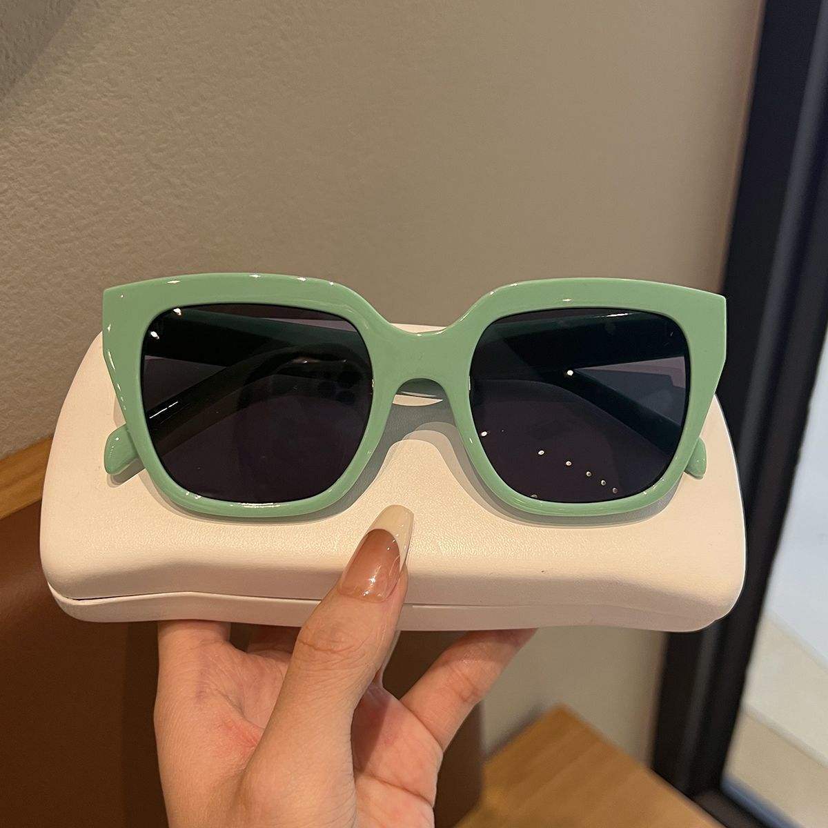 Cadre vert pâle, pièce grise.