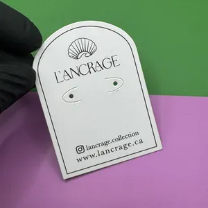 ब्रांड लोगो प्रिंट के साथ कस्टम इयररिंग्स पैकेजिंग कार्ड सफेद रंग के आभूषण डिस्प्ले टैग, विशेष आकार के कार्ड हैंग टैग थोक