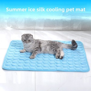 Tapis rafraîchissant pour animaux de compagnie – Coussin d'été respirant en soie glacée pour chien et chat – Lavable à l'eau – Utilisation intérieure – Motif uni – Forme rectangulaire - Product Image 2