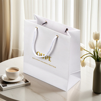 Fabrication d'un grand sac fourre-tout en papier de carton blanc Art Grands sacs en papier cadeaux de luxe noirs avec poignées et logo pour les entreprises
