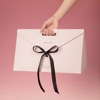 Poignées découpées de luxe Design Shopping Emballage Cadeau personnalisé Maquillage Cosmétique Beauté Durable Rose Réutilisable Shopping Sacs en papier