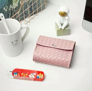 Boîte de rangement hebdomadaire pour pilules JH Medibox, 7 jours, avec fonction de sécurité enfant, plastique et cuir durables, option multicolore - Product Image 3
