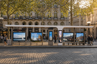 Abri de bus de transport moderne à énergie solaire avec panneau d'affichage numérique, point d'accès Wi-Fi – Solution modulaire extérieure pour la mobilité