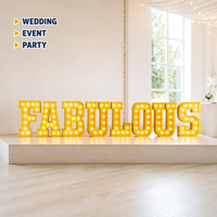 Lettres lumineuses personnalisées sur structure métallique pour mariage en bord de mer et enseigne de façade de complexe hôtelier, lettres marquee