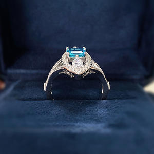 Anello di Diamanti T0078 in Oro Bianco con Diamante Naturale Taglio Smeraldo e Pietre Laterali a Marquise, Gioiello da Donna per Fidanzamento - Product Image 3