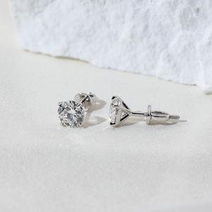 Listo para enviar MSE-880 1CT Pendientes de diamantes de laboratorio de moda en oro blanco de 9K con forma redonda - Product Image 2