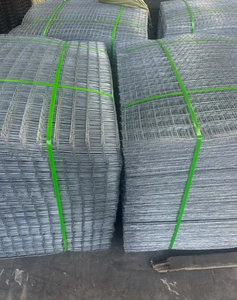 Maille soudée en fer galvanisé de haute qualité, maille de clôture à trous carrés revêtue de PVC de haute qualité - Product Image 1