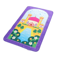 Tapis de prière islamique en polyester en gros, motif dessin animé, conçu pour les petits pèlerins, avec surface antidérapante et confortable pour s'agenouiller