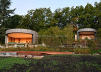 Maison préfabriquée à ossature légère en acier, villa préfabriquée ronde, cabane modulaire de glamping avec terrasse pour hôtel-resort en bord de lac forestier