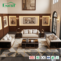 Canapé en cuir crème de luxe avec finitions en bois foncé et table basse assortie, mobilier complet pour villa et projets de design
