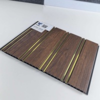 Panneau mural et de plafond en PVC rainuré sur mesure OEM, imitation bois avec bande dorée, pour la décoration intérieure d'hôtels et de maisons