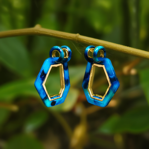Pendientes de Moda con Forma de Hexágono Azul, Chapados en Oro PVD, Acero Inoxidable 316L, Sostenibles y Resistentes - Product Image 3