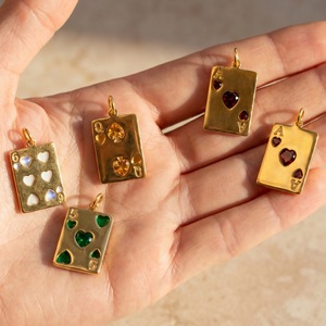 Nuova Collana da Donna con Ciondolo a Tema Poker in Acciaio Inossidabile e Resina Dorata, Catena Personalizzata in Acciaio Inossidabile 18K, Ideale per il Commercio all'Ingrosso - Product Image 3