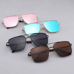 แว่นกันแดดโลหะแบบยูนิเซ็กซ์รุ่นใหม่ เลนส์ PC ป้องกันรังสียูวี 400 กรอบสีดำ แฟชั่นป้องกันแสงแดด สำหรับการเดินทาง ขับรถ และกิจกรรมกลางแจ้ง - Product Image 3