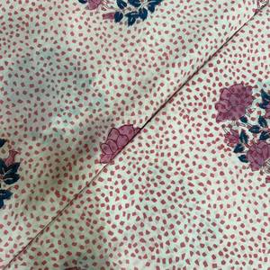 Tela de Algodón Estampada con Flores Verde Menta, con Ramo de Rosas Rosadas y Motivo de Hojas Azules, Patrón Geométrico de Puntos en Toda la Superficie - Product Image 1