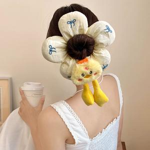 ที่รัดผมฟองน้ำรูปดอกไม้ ยางรัดผมหางม้าสำหรับเด็กผู้หญิง โบว์น่ารัก สีสันสดใส เชือกผูกผมหวานๆ สำหรับโรงเรียนและงานปาร์ตี้ - Product Image 3