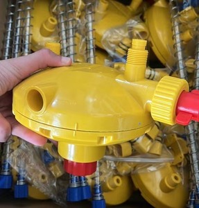 Agrieso, mejor rendimiento, amarillo, Equipo automático para aves de corral, línea para beber, regulador de presión de <span class=keywords><strong>agua</strong></span> de plástico para pollos - Product Image 4