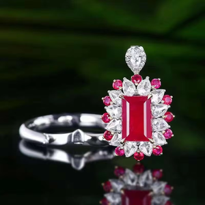 Anillo Rectangular de Oro Blanco de 18K con Rubíes, Diseño de Estrella con Diamantes en Forma de Pera y Pequeños Detalles de Rubíes - Product Image 4