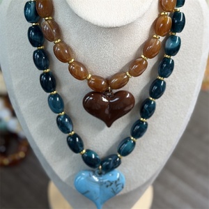 قلادة بوهيمية أنيقة من الفولاذ المقاوم للصدأ مع خرز راتنج ملون وقلادة على شكل قلب للنساء، مجوهرات يدوية الصنع - Product Image 2