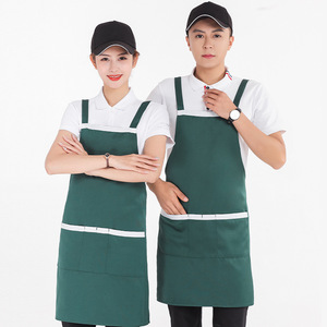 ผ้ากันเปื้อนสีเขียวเข้มพร้อมกระเป๋าและสายรัดสำหรับชุดพนักงานร้านอาหารและบาร์ - Product Image 1