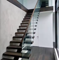 Escalier flottant moderne en bois avec poutre en acier |   Conception personnalisée d'escaliers intérieurs