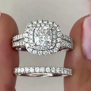 Anello di fidanzamento da donna Q285 in oro bianco con diamante taglio a pera naturale colore G e montatura a halo - Product Image 2