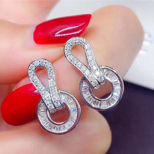 Orecchini a lobo di lusso in oro bianco con diamanti, design geometrico, taglio baguette, montatura a canale in argento 925, da donna per tutti i giorni - Product Image 3