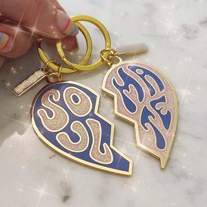 Gantungan kunci Glitter hadiah teman terbaik gantungan kunci Enamel keras S/2 hati terpisah Soulmate desain berkilau - Product Image 5