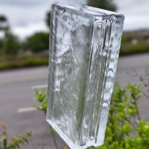 Brique de verre creuse rainurée 200x100x50mm, motif vague marine, bloc de verre cristallin avec bande lumineuse intégrée, éclairé pour cuisine et extérieur - Product Image 3